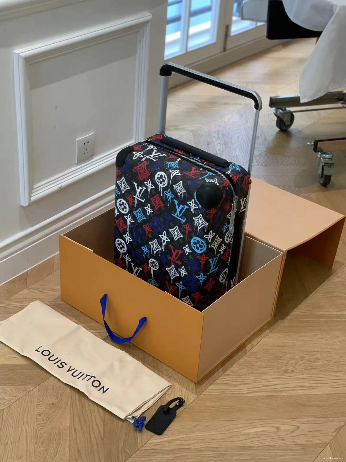 37L CABIN 55 HORIZON CUSTOM SUITCASE GRAFFITI 0716